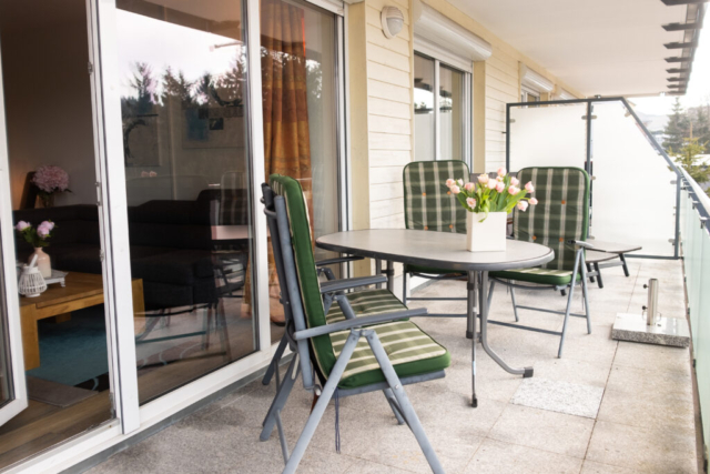 Großzügiger Balkon mit Sitzgruppe und 2 Sonnenliegen