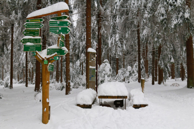 Wegweiser zum Rennsteig im Schnee