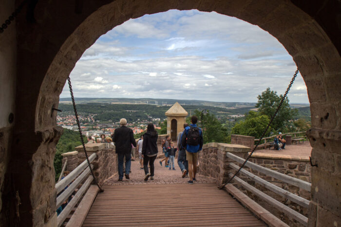 Tor der Wartburg bei Eisenach mit Blick auf Eisenach