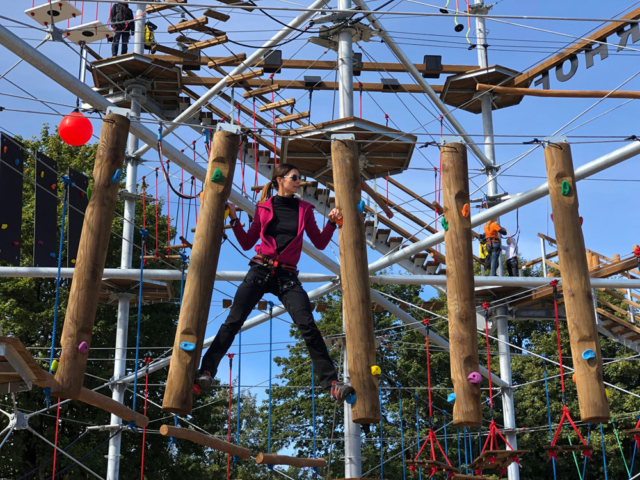 Golfkletterpark Oberhof - Frau im Parcours